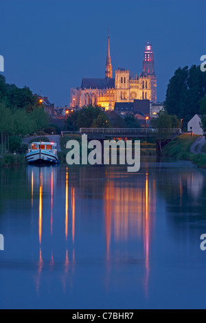 Blick vom Canal De La Somme auf Kathedrale Notre-Dame am Abend, Amiens, Abt. Somme, Picardie, Frankreich, Europa Stockfoto