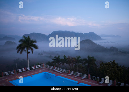 Schwimmbad Hotel Los Jazmines und Felder in Vinales Tal mit steilen Kalkberge (Mogotes) von Vinales Natio Stockfoto