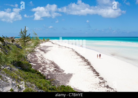 Menschen spazieren unberührten Playa Pilar Strand, Cayo Guillermo (Jardines del Rey), Ciego de Avila, Kuba Stockfoto