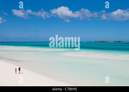 Menschen, die ein Spaziergang entlang der Playa Pilar Strand mit Cayo Media Luna in der Ferne Cayo Guillermo (Jardines del Rey) Ciego de Avila C Stockfoto