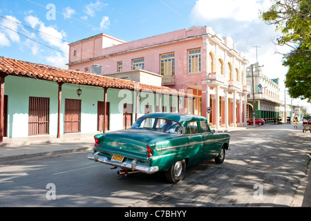 Straßenszene mit amerikanischen Oldtimer Auto, Ciego de Avila, Ciego de Avila, Kuba Stockfoto