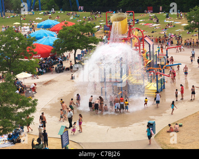 Menschen werden mit Wasser in einen Wasserpark Pumpenhaus in Kanadas Wunderland Freizeitpark spritzte. Vaughan, Ontario, Kanada Stockfoto