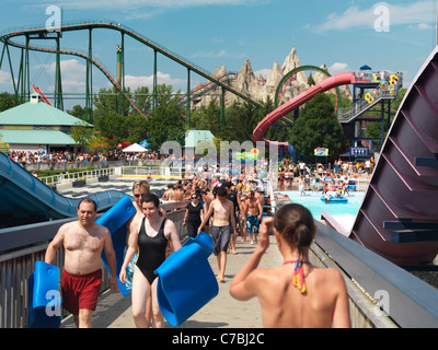 Menschen in einem Wasserpark in Kanadas Wunderland Freizeitpark. Vaughan, Ontario, Kanada 2011. Stockfoto