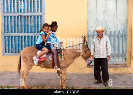 Fototermin, glückliche Kinder sitzen auf einer Esel, Trinidad, Sancti Spiritus, Kuba, Karibik Stockfoto