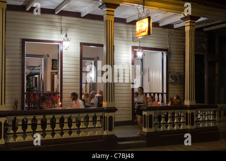 Paladar El Colonial Restaurant im Abendlicht, Baracoa, Guantanamo, Kuba Stockfoto