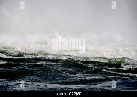 Turbulente überschüssige Wasser weggetrieben von Lucky Peak Reservoir in der Boise River Stockfoto