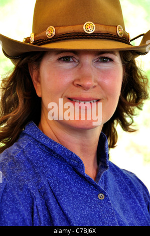 Frau-Teilnehmer in einem schnellen ziehen Wettbewerb Stockfoto