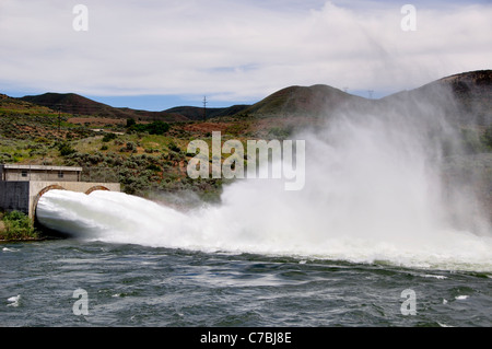 Überschüssiges Wasser weggetrieben von Lucky Peak Reservoir in der Boise River Stockfoto