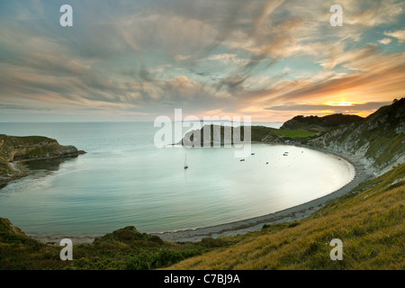 Eine Ansicht von Lulworth Cove, Teil der Jurassic Coast in Dorset bei Sonnenuntergang Stockfoto