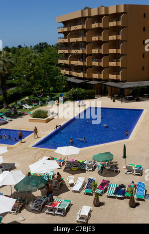 Luftaufnahme des Schwimmbad neben Wohnhaus Stockfoto