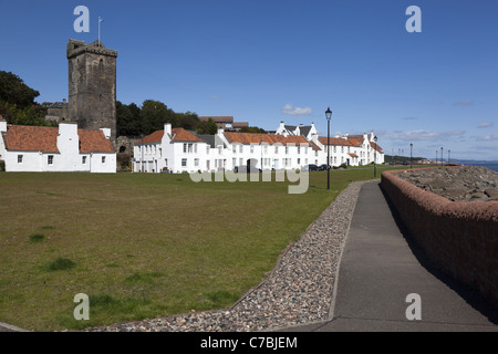 Ordentlich Zeile der weißen Cottages, bekannt als Pan Ha "(Pan Haugh) und St Serf Turm in Dysart, Kircaldy, Fife, Schottland Stockfoto