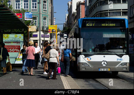 Menschen, die einsteigen in eines Bus an einer Bushaltestelle in Porto, Portugal, Europa Stockfoto