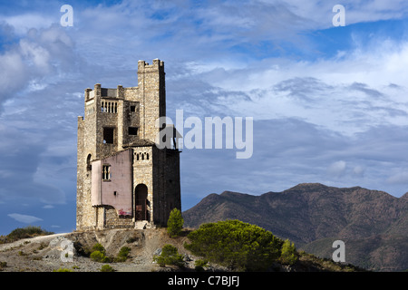 Wasserturm an der La Mota aufgegeben Bebauung, vor den Toren Alhaurin El Grande, Andalusien, Spanien. Stockfoto