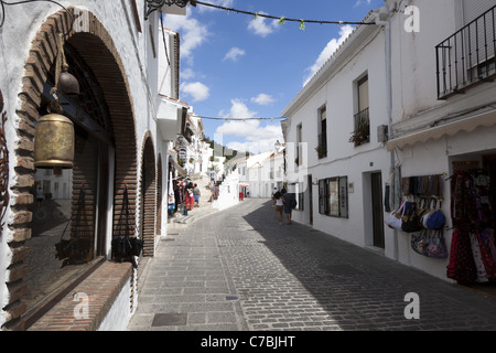 Die engen Gassen von Mijas. Suche nach Nordwesten Calle de Malaga, Mijas, Andalusien, Spanien. Stockfoto