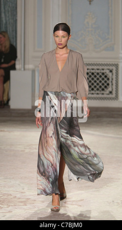 Maria Grachvogel Start-und Landebahn SS 2012 während der London Fashion Week im Somerset House in London am 16. September 2011. Stockfoto