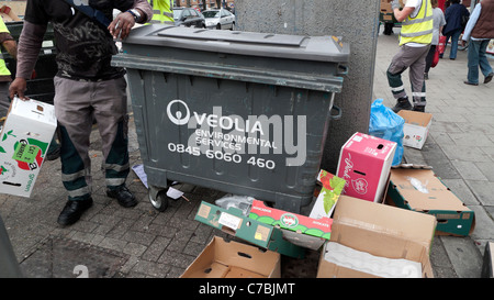 Veolia Environmental Services bin Mitarbeiter verweigern Sammler und leere Kartons arbeiten an der High Street inWalthamstow London UK KATHY DEWITT Stockfoto