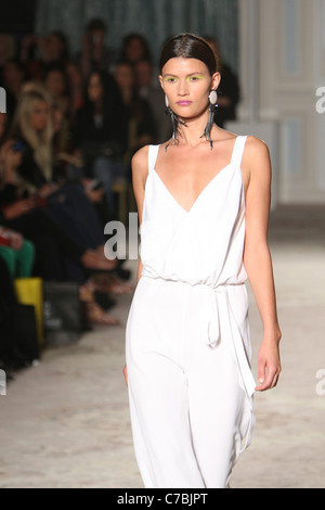 Maria Grachvogel Start-und Landebahn SS 2012 während der London Fashion Week im Somerset House in London am 16. September 2011. Stockfoto