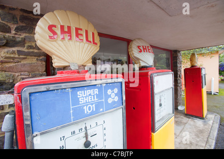 Alten Shell-Tankstellen in Withypool, Devon, UK. Stockfoto