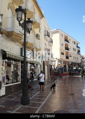 Calle Malaga gefliesten Fußgängerzone, Alhaurin De La Torre, Andalucia, Spanien Stockfoto