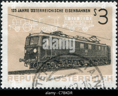 Österreich - 1962: Eine Briefmarke gedruckt in Österreich, dargestellten elektrischen Lokomotive BR1010 und Dampflokomotive "Österreich" Stockfoto