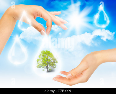 Abstrakte Tropfen gegen den blauen Himmel und Wolken. Symbol des Umweltschutzes Stockfoto