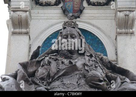 Nahaufnahme von der Königin Viktoria-Statue im Piccadilly Gardens, Manchester, UK. Stockfoto