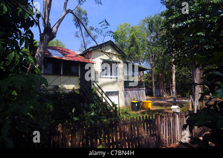 Traditionellen Queenslander-Stilhaus in der grünen Vorort Edge Hill, Cairns, Queensland, Australien. Keine PR Stockfoto