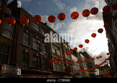 Ein Zickzack chinesische Mondfest Laternen hängen über Gerrard Street im Londoner Chinatown. Stockfoto