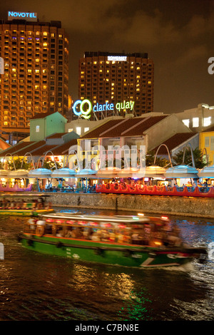 Boote und Restaurants am Abend, Clarke Quay Singapore River, Asien Stockfoto