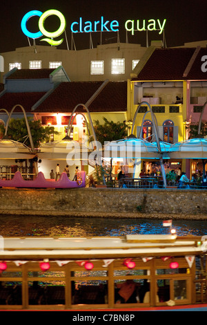 Boote und Restaurants am Abend, Clarke Quay Singapore River, Asien Stockfoto