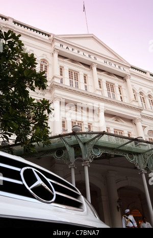 Mercedes benz parkt vor dem Luxushotel raffles, Singapur Asien. Luxus-Reise und Luxus-Lifestyle-Konzept. Stockfoto