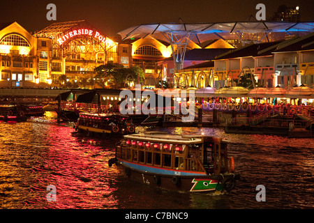 Boote und Restaurants am Abend, Clarke Quay Singapore River, Asien Stockfoto