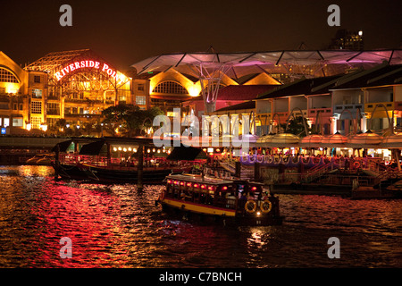 Boote und Restaurants am Abend, Clarke Quay Singapore River, Asien Stockfoto