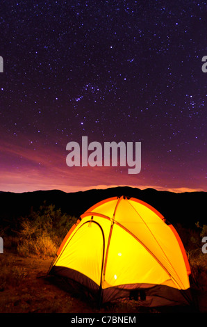 Gelbe Kuppelzelt Glühen unter den Milky Way, Anza-Borrego Desert State Park, Kalifornien USA Stockfoto