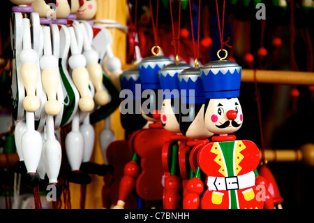 Mehrere verschiedene hölzerne Hampelmänner hängen in einem altmodisch-Spielzeug-shop Stockfoto