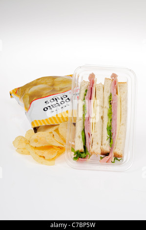 Schinken-Salat mit Käse-Sandwich zum Mitnehmen mit Salat auf Weißbrot in Kunststoff Paket Container und Tasche von Chips auf weiß. Stockfoto