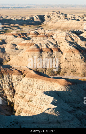 Am frühen Morgensonne bescheint geformten Türme und Buttes im Badlands National Park in South Dakota. Stockfoto