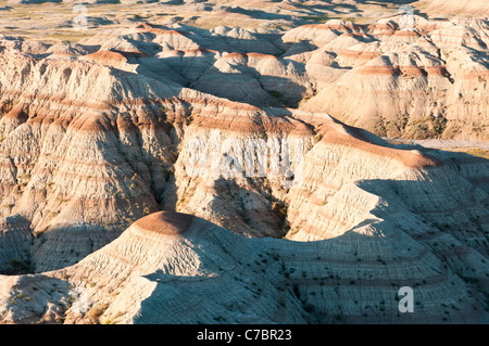 Licht des frühen Morgens bescheint geformten Türme und Buttes im Badlands National Park in South Dakota. Stockfoto