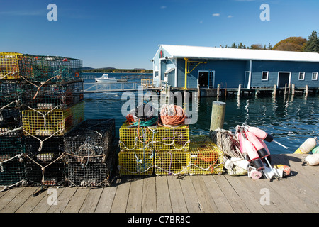 Hummerfallen und bunten Boueys auf Stadt Dock, Isleford, Maine Stockfoto