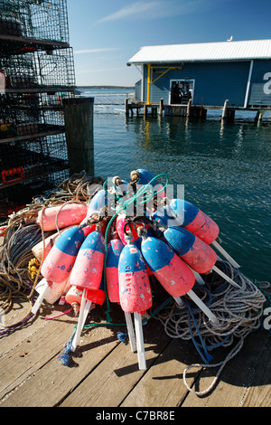 Hummerfallen und bunten Boueys auf Stadt Dock, Isleford, Maine Stockfoto