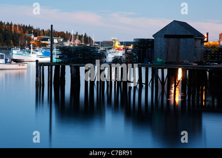 Angelsteg und Boote in der Abenddämmerung, Bernard, Tremont, Maine, USA Stockfoto