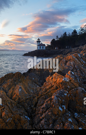 Lime Kiln Point Lighthouse und Felsenküste, Lime Kiln Point State Park, San Juan Island, Washington, USA Stockfoto