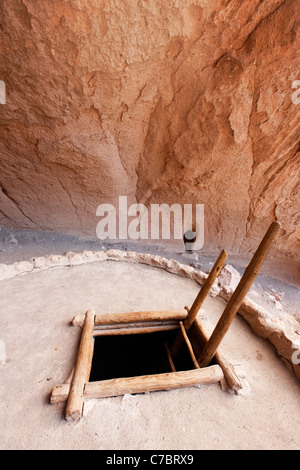 Leiter, die nach unten in Alkoven Haus Kiva, Bandelier National Monument, New Mexico, USA Stockfoto