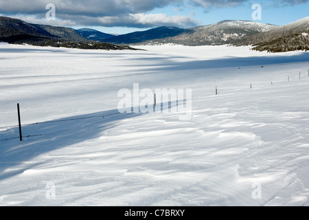 Valle Grande bedeckt in Winterschnee, Valles Caldera National Preserve, New Mexico, USA Stockfoto