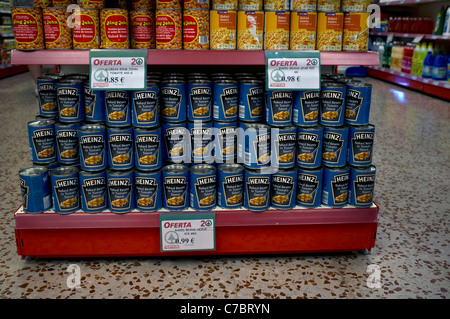 Heinz Baked Beans auf Verkauf im Spa Supermarkt, Menorca, Spanien Stockfoto