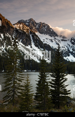 Mount Stuart über Lake Stuart an einem stürmischen Tag, alpinen Seen Wildnis, National Forest Wenatchee, Chelan County, Washington Stockfoto