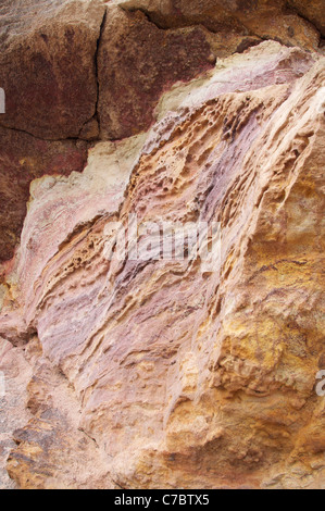 Die sedimentären Schichten der Wealden Betten, offenbart in der Unterkreide Klippen an der Worbarrow Bucht auf der Jurassic Coast. Dorset, England, Vereinigtes Königreich. Stockfoto