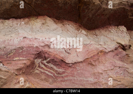 Die sedimentären Schichten der Wealden Betten, offenbart in der Unterkreide Klippen an der Worbarrow Bucht auf der Jurassic Coast. Dorset, England, Vereinigtes Königreich. Stockfoto