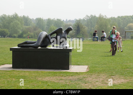 Skulptur von Henry Moore - "Liegende Figur". Außerhalb des Sainsbury Centre. University of East Anglia, Norwich. Norfolk. Stockfoto