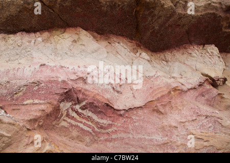 Die sedimentären Schichten der Wealden Betten, offenbart in der Unterkreide Klippen an der Worbarrow Bucht auf der Jurassic Coast. Dorset, England, Vereinigtes Königreich. Stockfoto